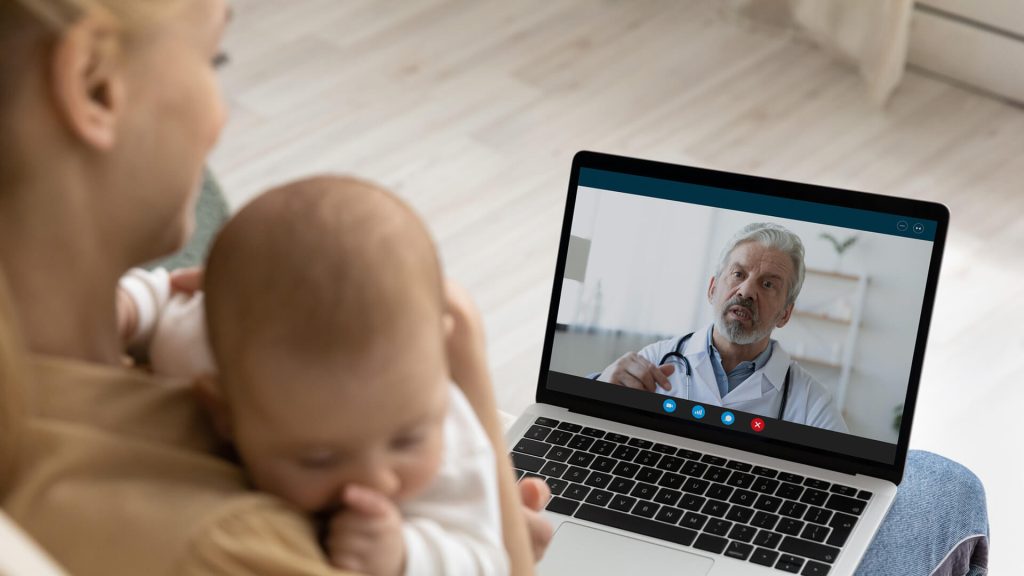 Mamá con recién nacido en Virtual Care